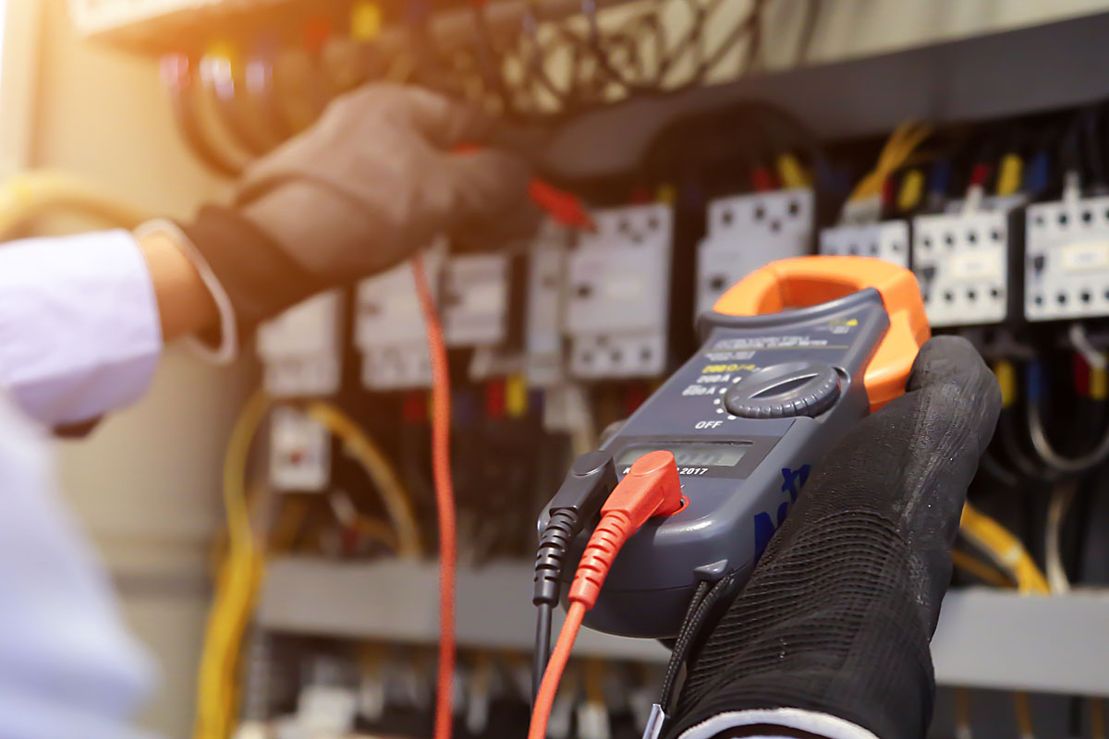 Warum eine Prüfung ortsfester elektrischer Anlagen Leben retten kann